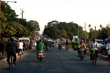 Fahrt nach Moshi - Straßenszene in Tansania