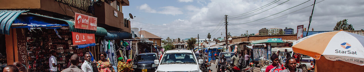 Auto auf einer belebten Straße