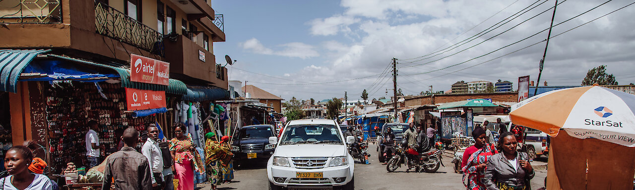 Auto auf einer belebten Straße