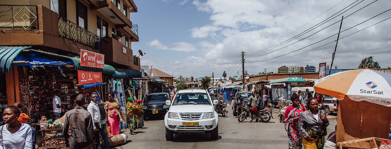 Auto auf einer belebten Straße