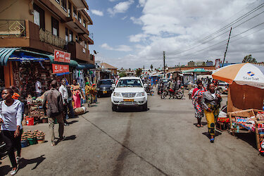 Auto auf einer belebten Straße