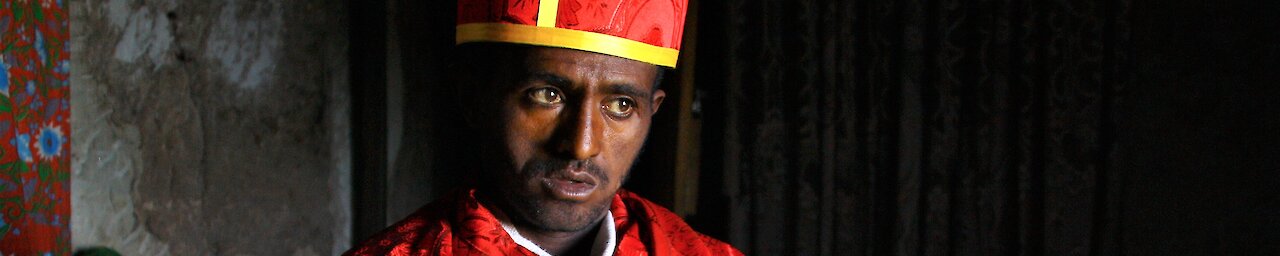 Mönch zeigt historische Bibel in Bergkloster bei Lalibela, Äthiopien